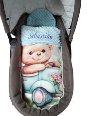 Minky deka s vyšitým menom méďa v autíčku