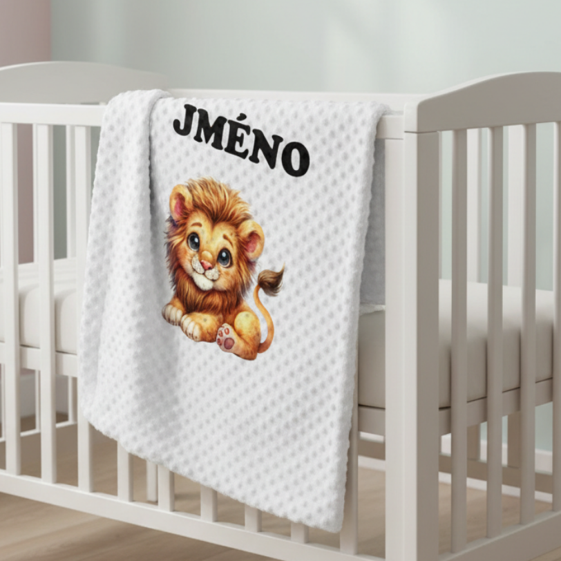 Minky deka 65*95 cm se jména – motiv Lvíček - Druhá strana bavlna: Šedá se srdíčka