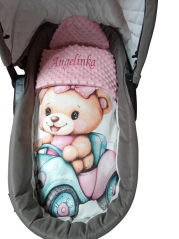 Minky deka s vyšitým menom méďa v autíčku