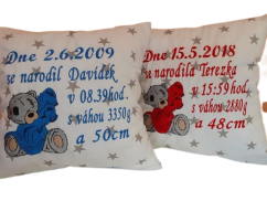 Bavlněný polštář s údaji o narození medvídek ve svetru